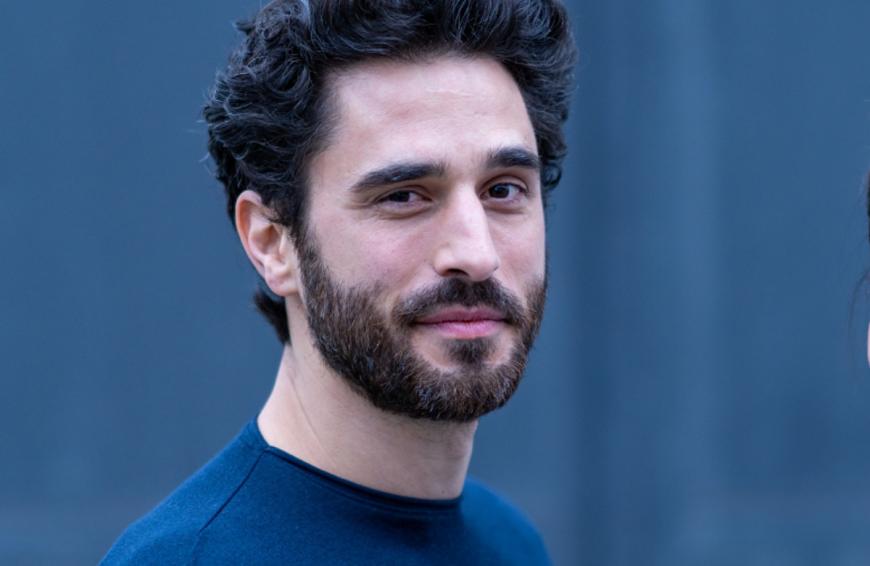Tobias Evers, gespielt von Jan Wittmann, ist ein alter Freund von Nina und beginnt als Architekt bei