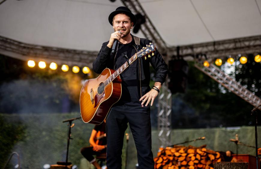 ... seit über zehn Jahren ist sie mit Songwriter Johannes Oerding liiert.