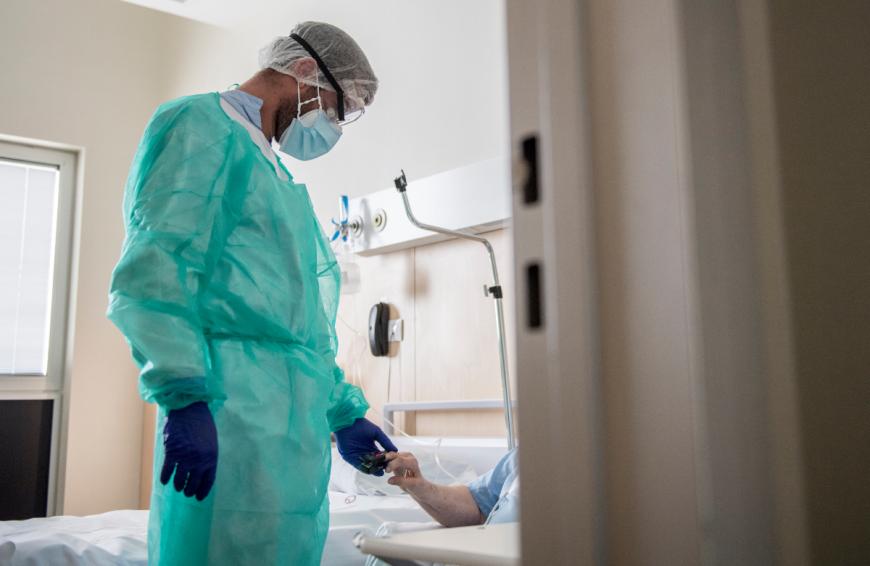 Ganze sieben Stunden lang wurde eine Gesundheits- und Krankenpflegerin bei ihrem Arbeitsalltag begleitet, der ihnen - besonders jetzt zu Corona - alles abverlangt. Unter dem Hashtag