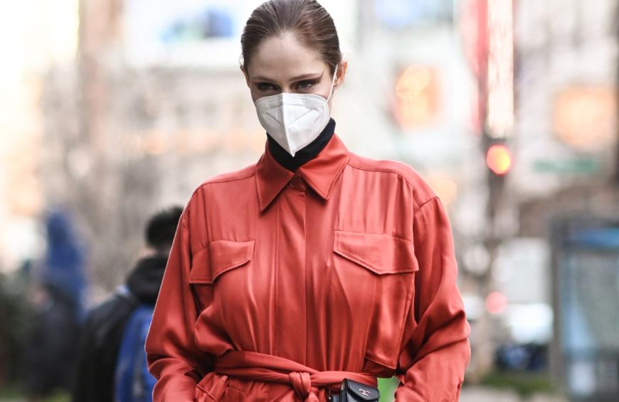 Model Coco Rocha kennt sicher geniale Tricks, um ihr Make-up auch unter der Maske haltbar zu machen.