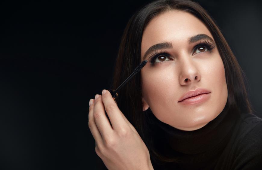 Wir lieben lange Wimpern! Mit einer gehypten Mascara können wir uns in Sekunden echt Wow-Lashes zaubern.