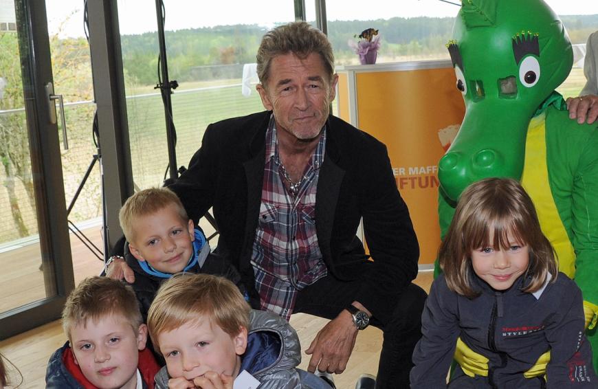 Peter Maffay hat ein Herz für Kinder, wie hier bei einer Aufnahme aus dem Tabaluga Kindergarten in Jägersbrunn am Maisinger See bei Starnberg 2014.