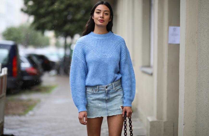 Bei Fashionistas können wir uns die besten Styles abschauen. Ein Strickpullover geht aktuell im Netz durch die Decke.