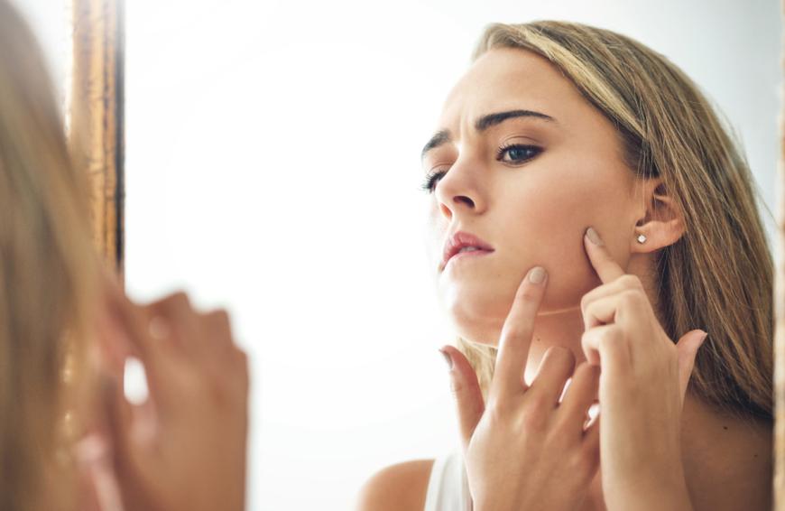 Schluss mit Pickeln, Mitessern und Co! Die Beauty-Expertinnen von Lab to Beauty haben uns hilfreiche Tipps gegeben, wie wir endlich eine reine Haut haben können.