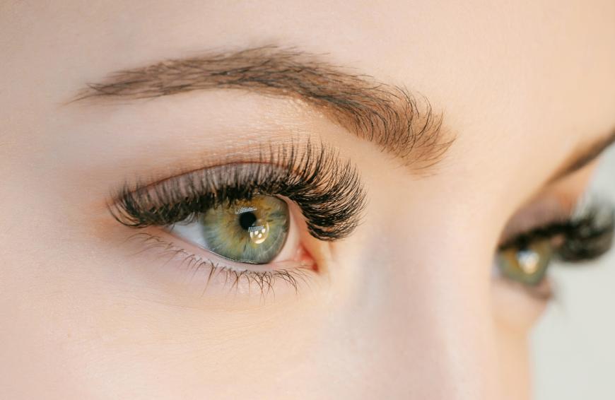 Endlos lange Wimpern? Mit Wimpernseren wird dieser Traum wahr – und ein veganes Serum geht im Netz durch die Decke. Selbst Influencer sind Fan des Lash-Boosters.