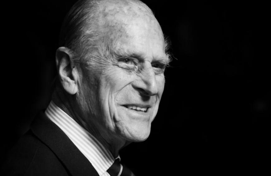 Am 9. April 2021 starb Prinz Philip, Duke of Edinburgh und Prinzgemahl der englischen Königin Queen Elisabeth II. im Alter von 99 Jahren. In einer offiziellen Mitteilung erklärte das britische Königshaus: