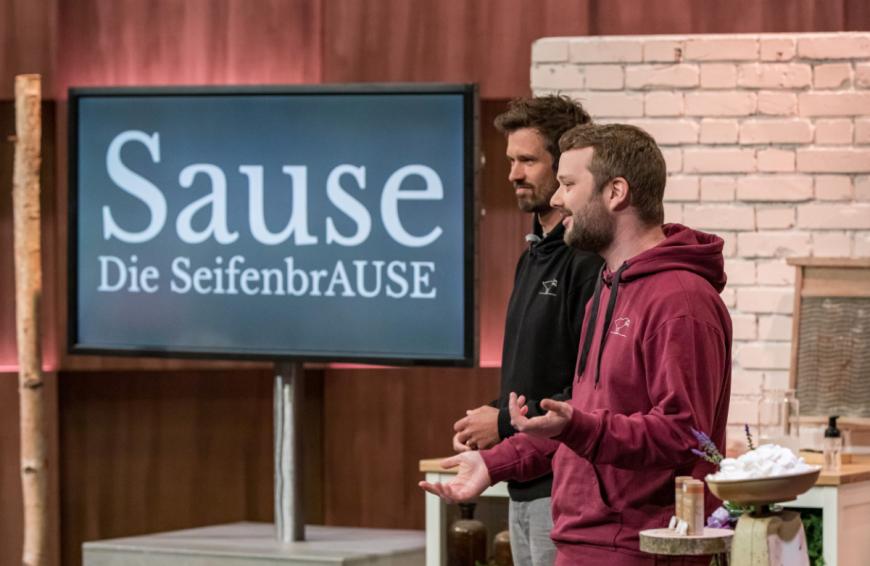 Die Seifenbrause von Sause ist wirklich eine Top-Erfindung, die auch ″Die Höhle der Löwen″-Investorin Judith Williams direkt überzeugt hat. Mit den Gründern Moritz und Sebastian hat die Löwin einen Deal abgeschlossen.