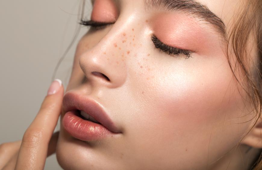 Schöne Lippen und tolle Haut dank eines Lip Balms? Klingt verrückt, ist aber dank einer gehypten Lippenpflege tatsächlich möglich.