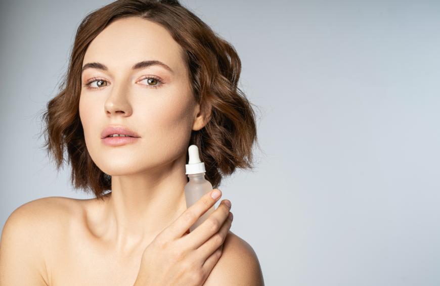 Mit Anti-Aging-Seren kannst du der Hautalterung effektiv entgegenwirken. Ein Serum besitzt sogar einen hohen Anti-Aging-Effekt.