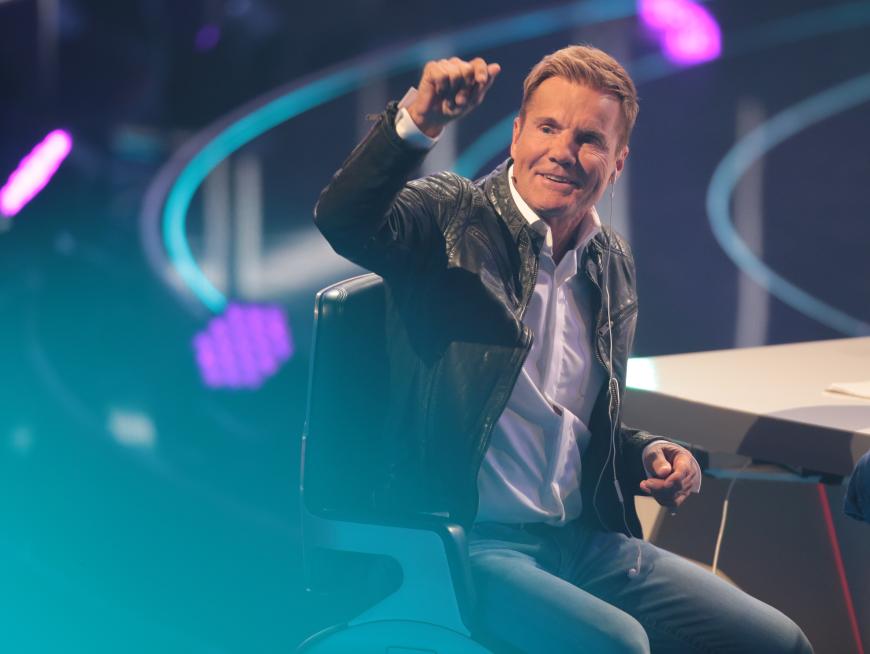 Nach seinem Rauswurf bei RTL wurde es erstmal still um Dieter Bohlen. Die verbleibenden DSDS-Live-Shows sagte er krankheitsbedingt kurzfristig ab und zog sich mit seiner Familie auf Mallorca zurück.