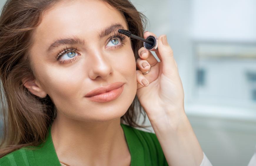 Wir haben eine Mascara entdeckt, die nicht nur lange, definierte Wimpern zaubert, sondern auch wie ein Serum wirkt.