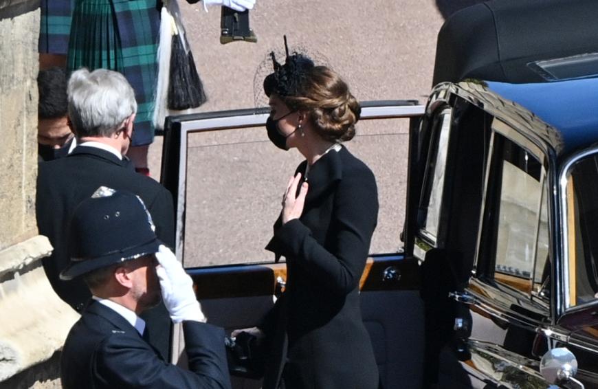 Auf seiner Beerdigung wählte Kate nun eine ganz besondere Art, um ihn und die Queen zu ehren.