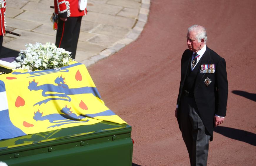 Charles ging direkt hinter dem Sarg seines Vaters her - und zeigte der Welt, wie sehr ihn der Tod seines Vaters mitnimmt.