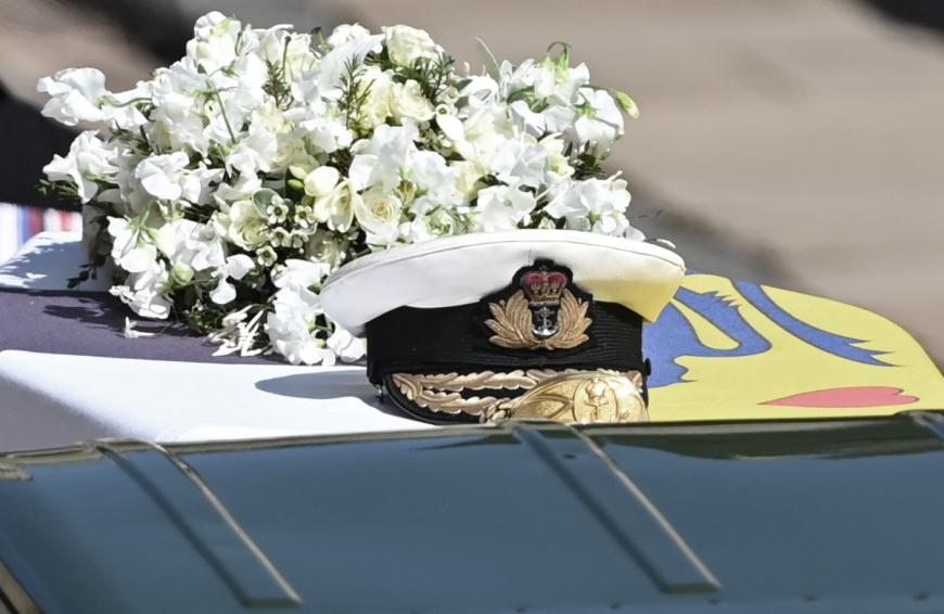 Neben dem Brief der Queen lagen außerdem einige militärische Symbole, wie beispielsweise Prinz Philips Militärsmütze auf dem Sarg.