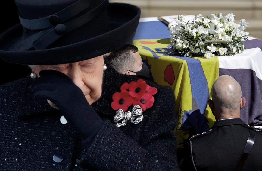 Es rührt zu Tränen: Queen Elizabeth II. legte einen persönlichen Brief auf den Sarg ihres verstorbenen Ehemannes Prinz Philip.