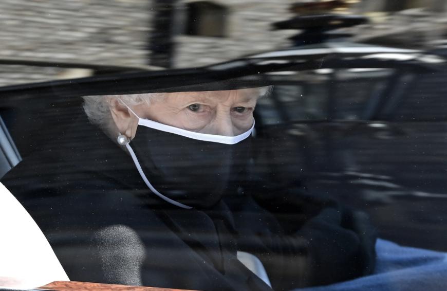 Ihr war ihre Trauer deutlich anzusehen: Als Queen Elizabeth II. vor der St. George's Chapel aus dem Wagen ausstieg, wirkte die 94-Jährige sichtlich mitgenommen.
