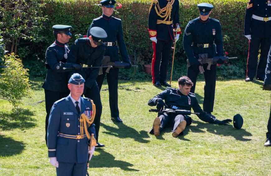 Während der militärischen Beerdigung verlor ein Soldat das Bewusstsein und fiel zu Boden.