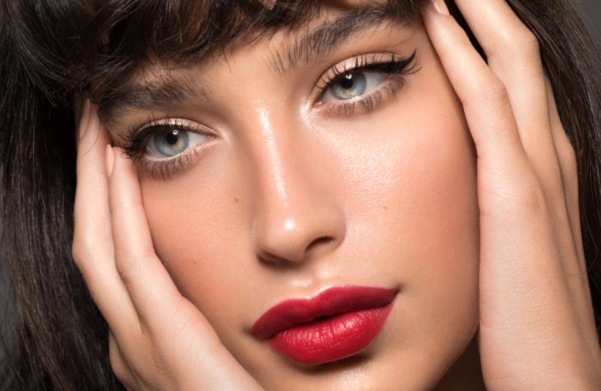 Perfekter Lidstrich samt langen Wimpern? Mit einem gehypten Eyeliner ist das möglich. Der zaubert nicht nur einen perfekten Strich, sondern kurbelt auch das Wachstum der Wimpern an.