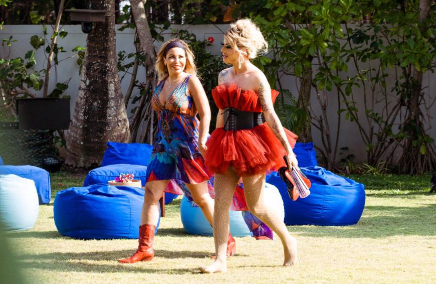 Mehrere Mitstreiter gehen auf die Dragqueen los und bezeichnen sie als