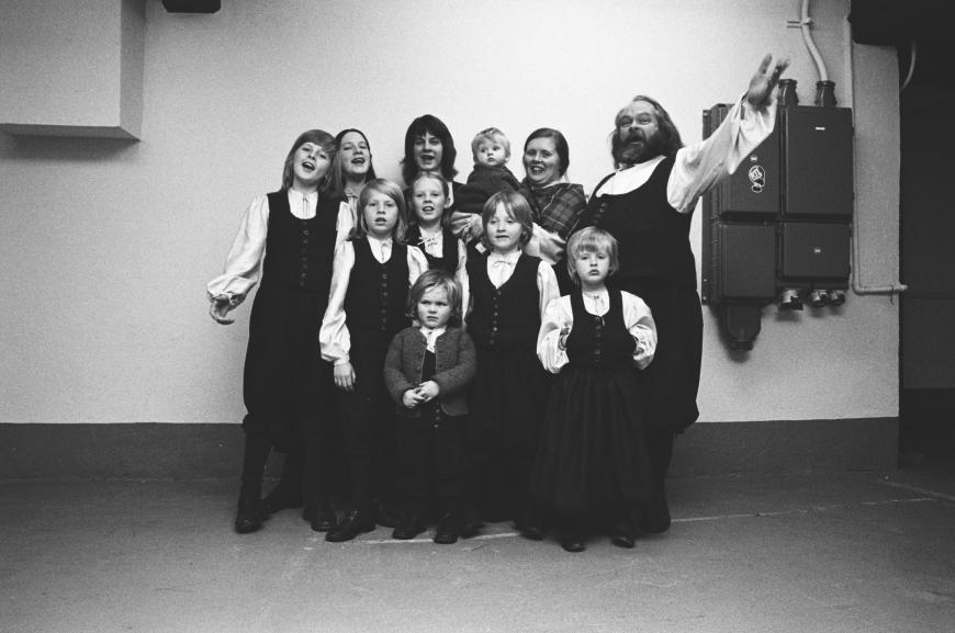 Bis 2002 stand Barby Kelly mit ihren berühmten Geschwistern auf der Bühne und begleitete die Familienband mit der Gitarre und dem Percussion.