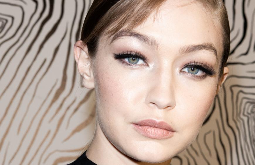 XXL-Lashes à la Gigi Hadid? Mit einem gehypten Wimpernserum ist das möglich! TikTok-User haben das Must-have gekürt.