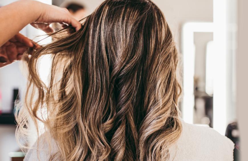 Neben einer guten Pflege können auch regelmäßige Treatments beim Friseur die Gesundheit der Haare verbessern — doch die Behandlungen sind nicht gerade günstig.