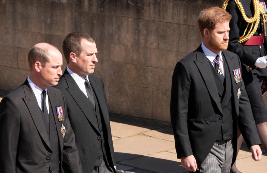 Prinz William (l.) und Prinz Harry haben sich wegen der Beerdigung ihres Großvaters Prinz Philip wieder getroffen.