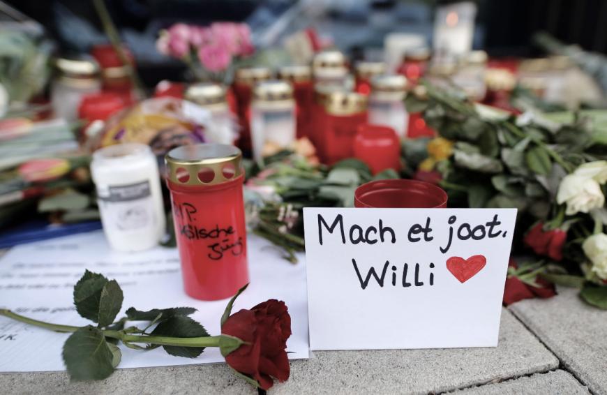 Promi-Kollegen, Freunde und Fans nahmen im Netz mit rührenden Postings Abschied von dem Entertainer. Auch vor dem Wohnkomplex in Köln, in dem Willi Herren gelebt hatte, legten viele Menschen Blumen und Botschaften nieder.