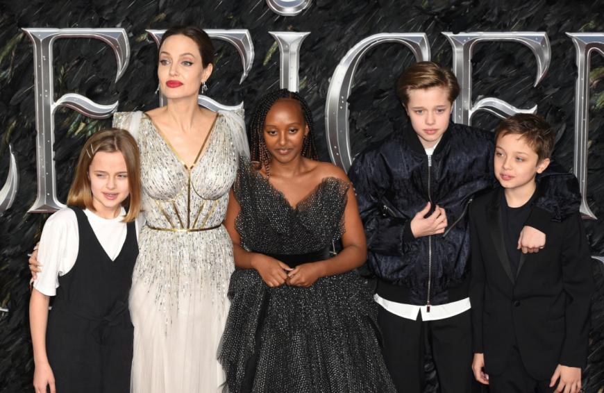 Was Mama Angelina Jolie darüber denkt, ist nicht bekannt. Die 45-Jährige machte nie ein großes Geheimnis um ihre Kinder und zeigte sich regelmäßig in der Öffentlichkeit mit ihnen.