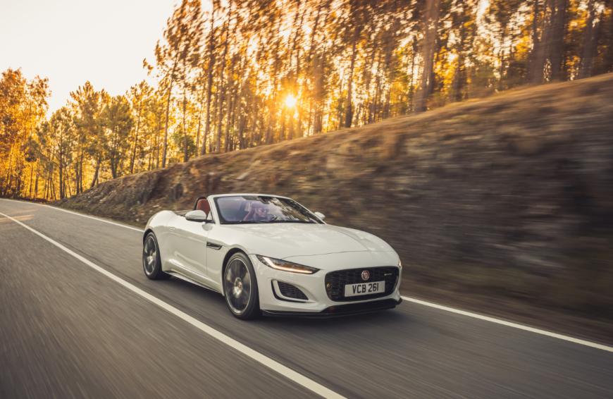 Mit offenem Verdeck dem Frühling entgegen – im Jaguar F-TYPE.
