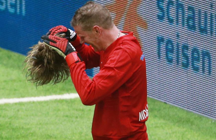 Doch bei einem Benefiz-Fußballturnier...