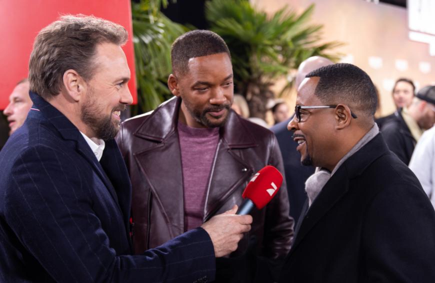 ... und bekam dabei schon Hollywood-Größen wie Angelina Jolie, Will Smith, Martin Lawrence, Brad Pitt oder Kate Winslet vors Mikrofon. In unserem Podcast