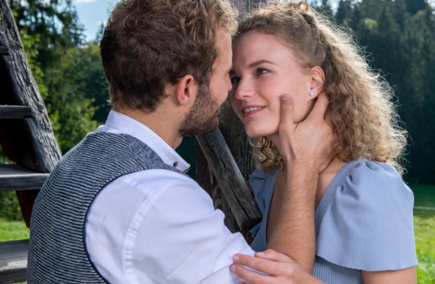 Dabei steht die langjährige Serie doch eigentlich für die ganz große Liebe. Viele Charaktere führte sie schon ins große Glück – so wie Traumpaar Maja und Florian!