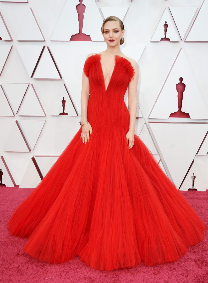 Absolut Wow! Amanda Seyfried begeistert bei den 93. Oscars in einem roten Tüll-Kleid in A-Linie mit XXL-Dekolleté von Armani Privé. Einfach umwerfend und definitiv einer unserer Lieblings-Looks!