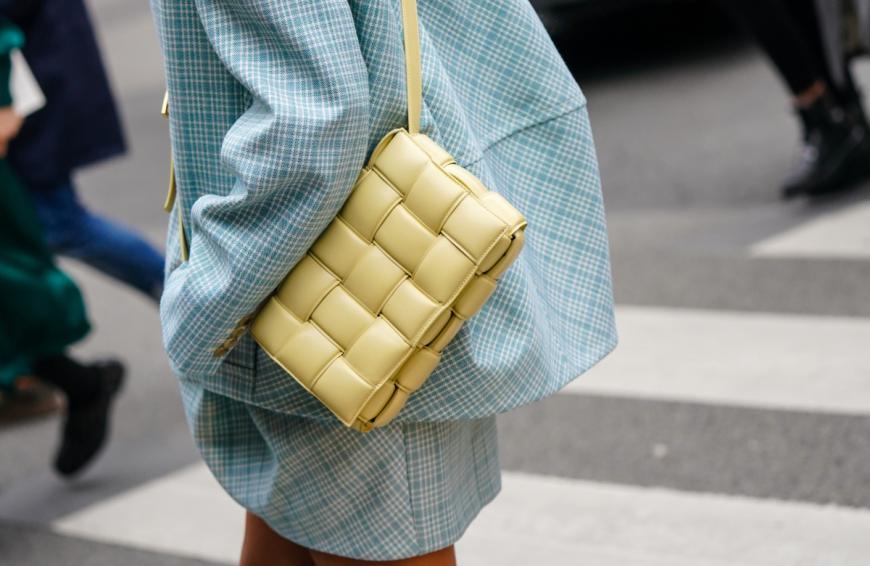 Die geflochtene Handtasche von Bottega Veneta ist ein absolutes Must-have für alle Fashionistas. Doch leider kostet die Bag direkt ein kleines Vermögen. Wir haben eine günstige Alternative bei H&M entdeckt, die mit dem Original mithalten kann. 