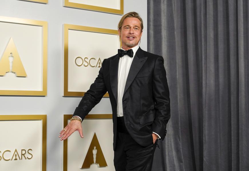 Sind wir mal ehrlich: Brad Pitt kann einfach alles tragen - und obwohl sein Anzug relativ schlicht ist, gehört der Hollywood-Hottie zu einem der Hingucker der Oscars.