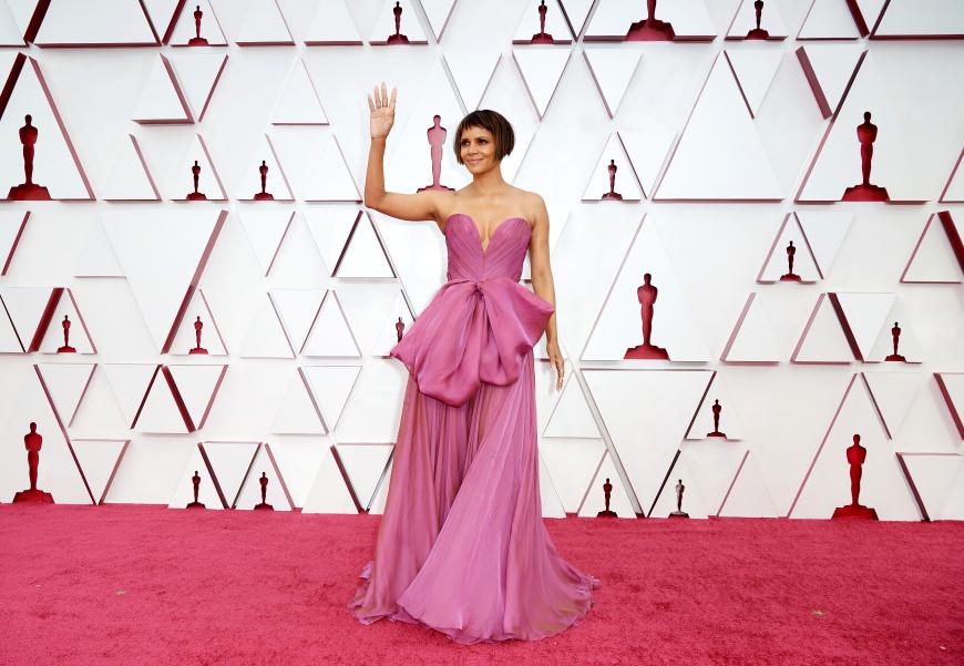 Auch dieses Kleid (Dolce & Gabbana) von Halle Berry gehört für uns zu den schönsten Looks der Oscars!