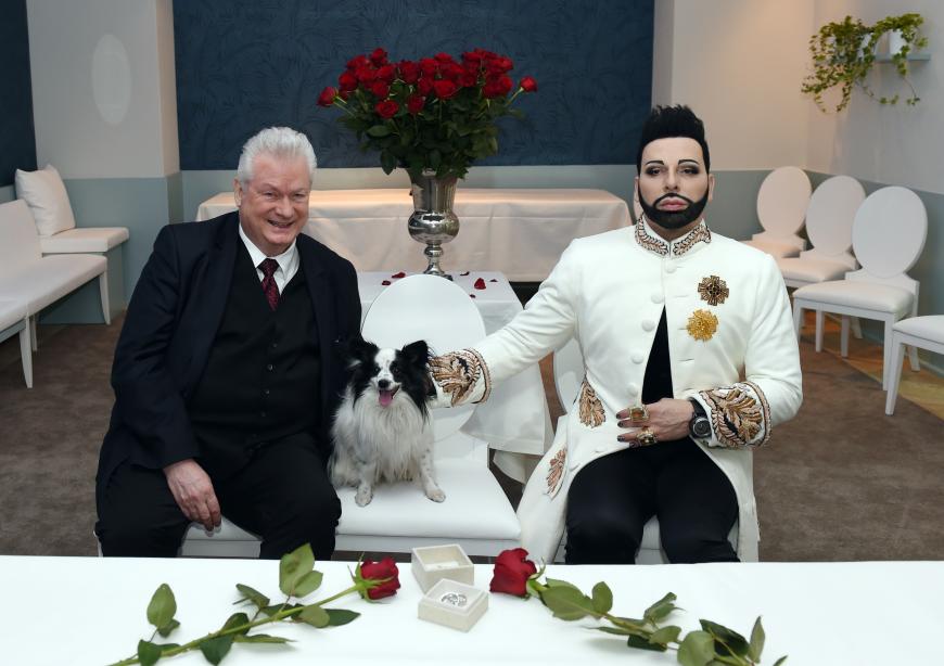 Noch mehr als den Luxus liebt er nur diese beiden: seinen Mann Dieter und Hund