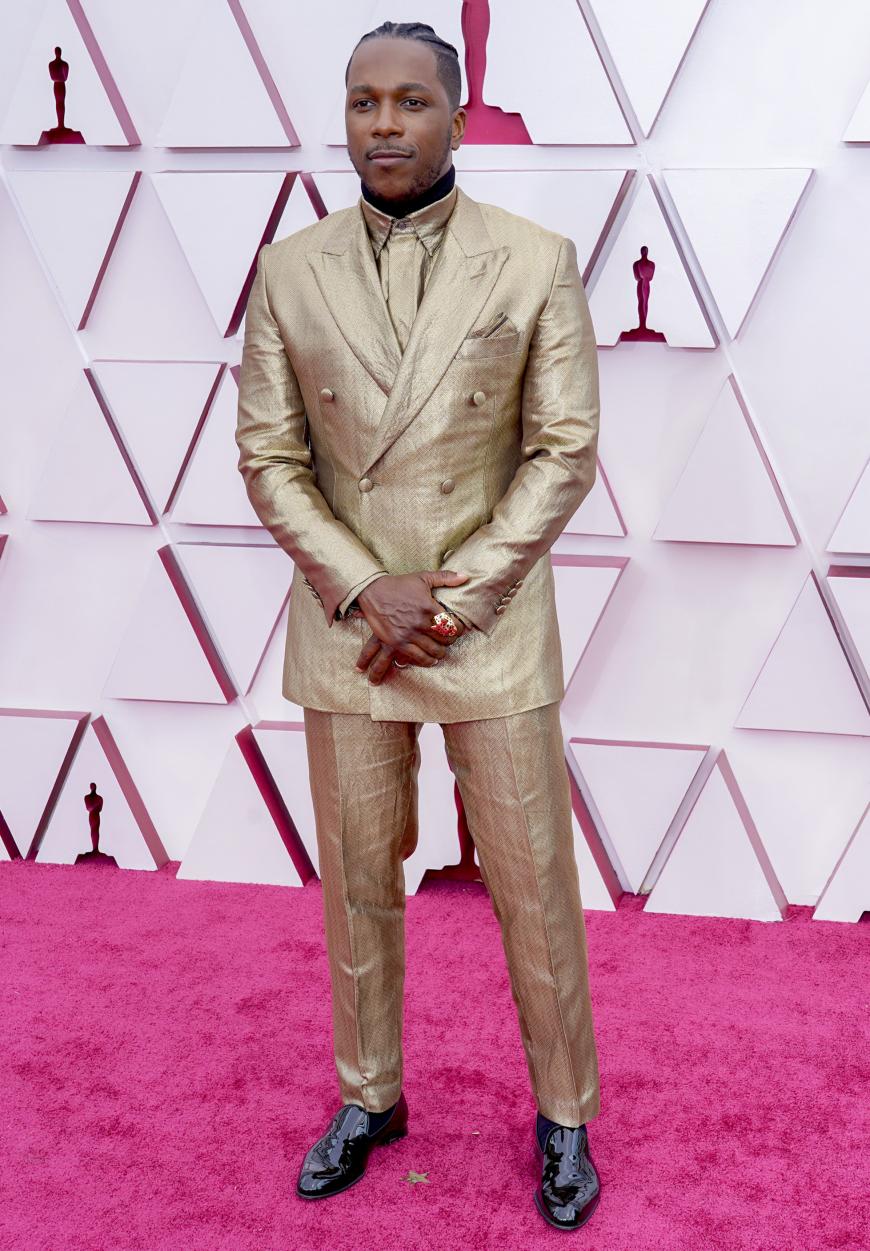 Was ist das bitte für ein cooler Look?! Leslie Odom Jr. erschien passend zum Anlass in einem goldenen Anzug auf dem Red Carpet. We love!