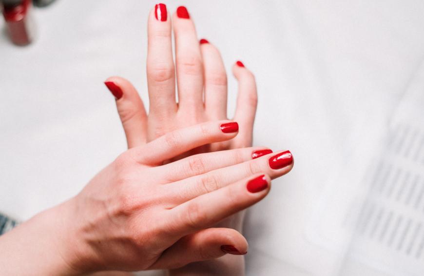 Glanz und langer Halt – mit einem Gel-Nagellack ist das möglich. Ein Drogerie-Produkt kann locker mit einer Gel-Maniküre aus dem Salon mithalten. 
