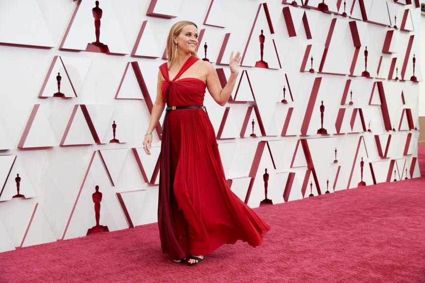 Lady in Red: Reese Witherspoon begeistert in einem roten Kleid von Dior. Einziger Minuspunkt: Der Taillengürtel.
