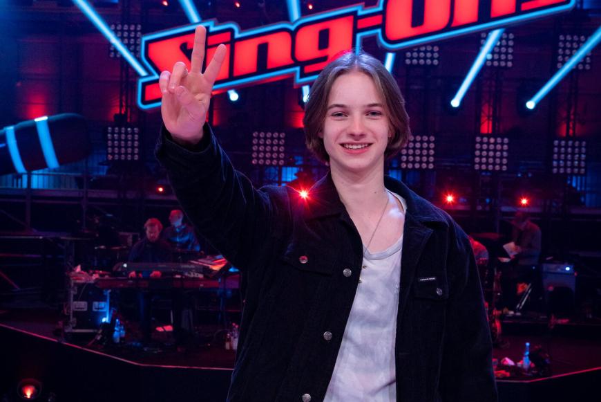 Schon von Beginn an zählte der Teenager mit seiner außergewöhnlichen Stimme bei den Coaches und im Netz zu den absoluten Favoriten.