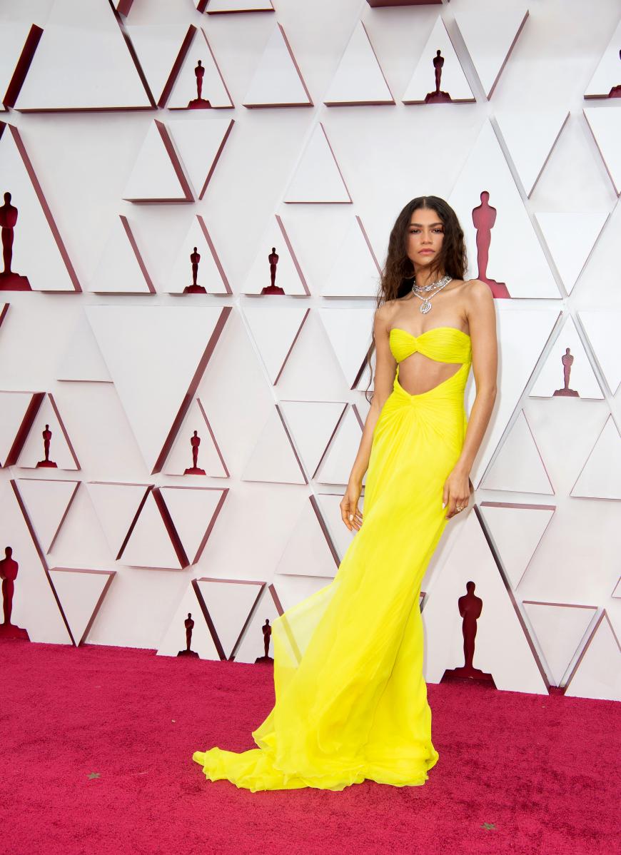 Heiß! Sängerin und Schauspielerin Zendaya entschied sich für ein sexy Kleid mit Cut-outs von in einem knalligen Gelb von Valentino.