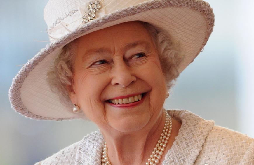 Die Queen lächelt tapfer weiter.