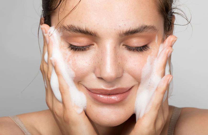 Wusstest du, dass die Anti-Aging-Pflege bereits bei der Gesichtsreinigung beginnt? Mit einem Drogerie-Waschgel kannst du Falten quasi einfach wegwaschen. 