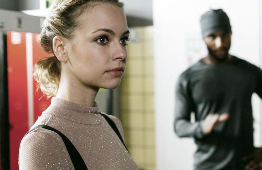 Oha! Greta Voss (Barbara Prakopenka) ist die neue Eisläuferin bei
