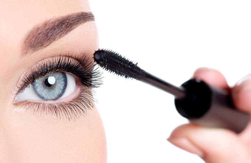 Mit einer gehypten Mascara kannst du dir außergewöhnlich lange Wimpern zaubern ... 