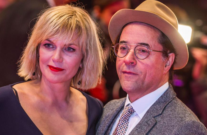 Anna Loos & Jan Josef Liefers halten zusammen...
