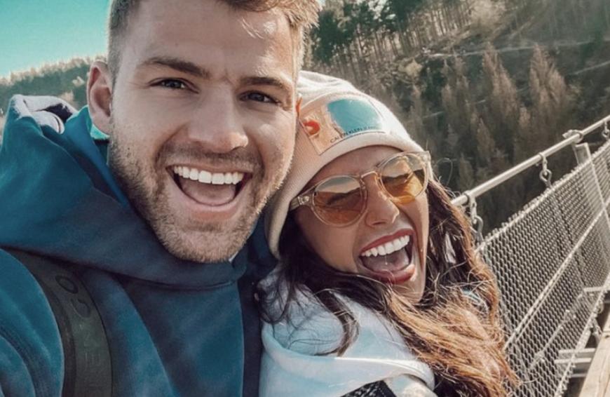 So könne sie sich vorstellen, dass Sarah Lombardi und Julian Büscher in der Natur heiraten. Ob es der Sängerin gefällt, dass diese Infos an die Öffentlichkeit gelangt sind?