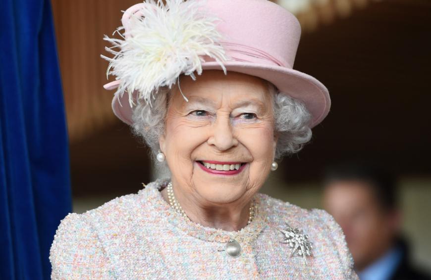 Dafür macht die Queen ihrer Ur-Enkelin süße Glückwünsche.